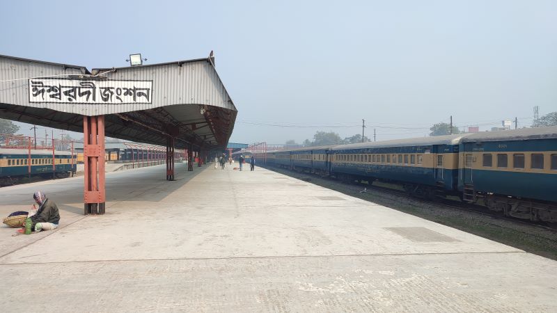 পাবনা থেকে সারাদেশে ট্রেন চলাচল বন্ধ; যাত্রীদের দুর্ভোগ